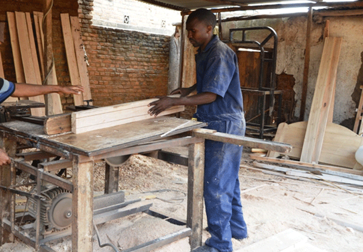 Bicamumpaka Francois (iburyo) avuga ko kugira amashanyarazi ari byo bituma bakoresha imashini mu kubaza, bakihutisha ibikorwa, bagatera imbere.