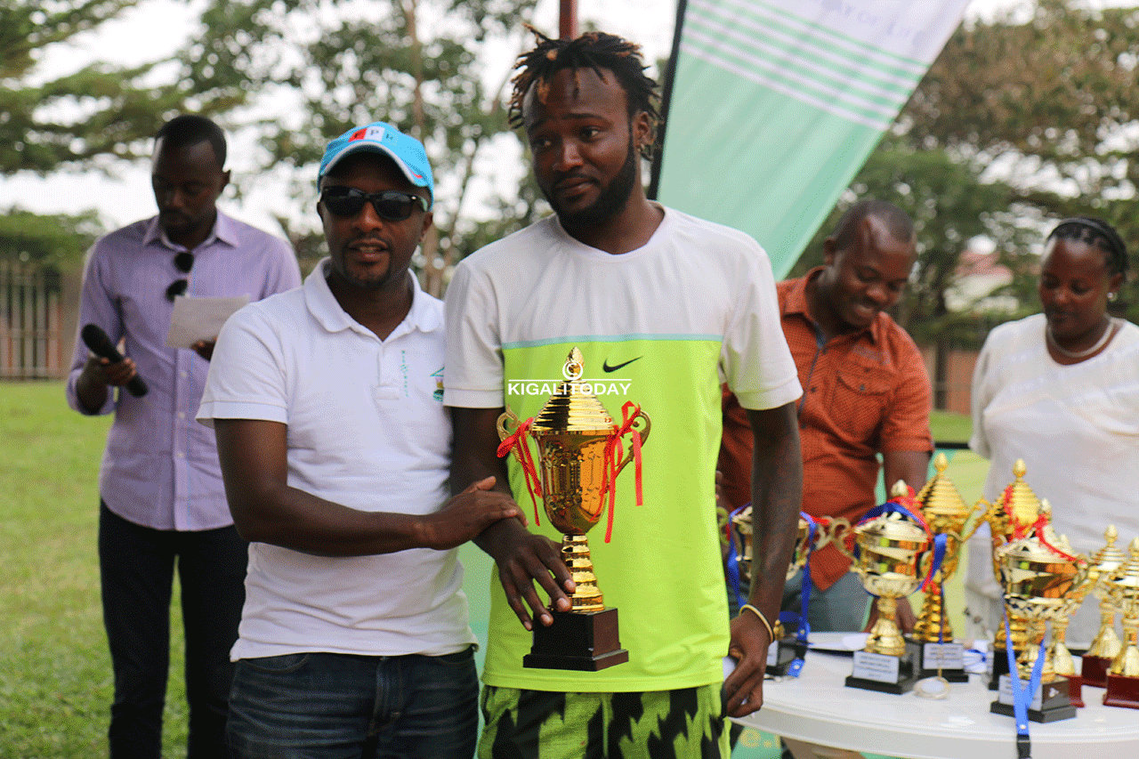 Arnold Ikondo ahabwa igikombe