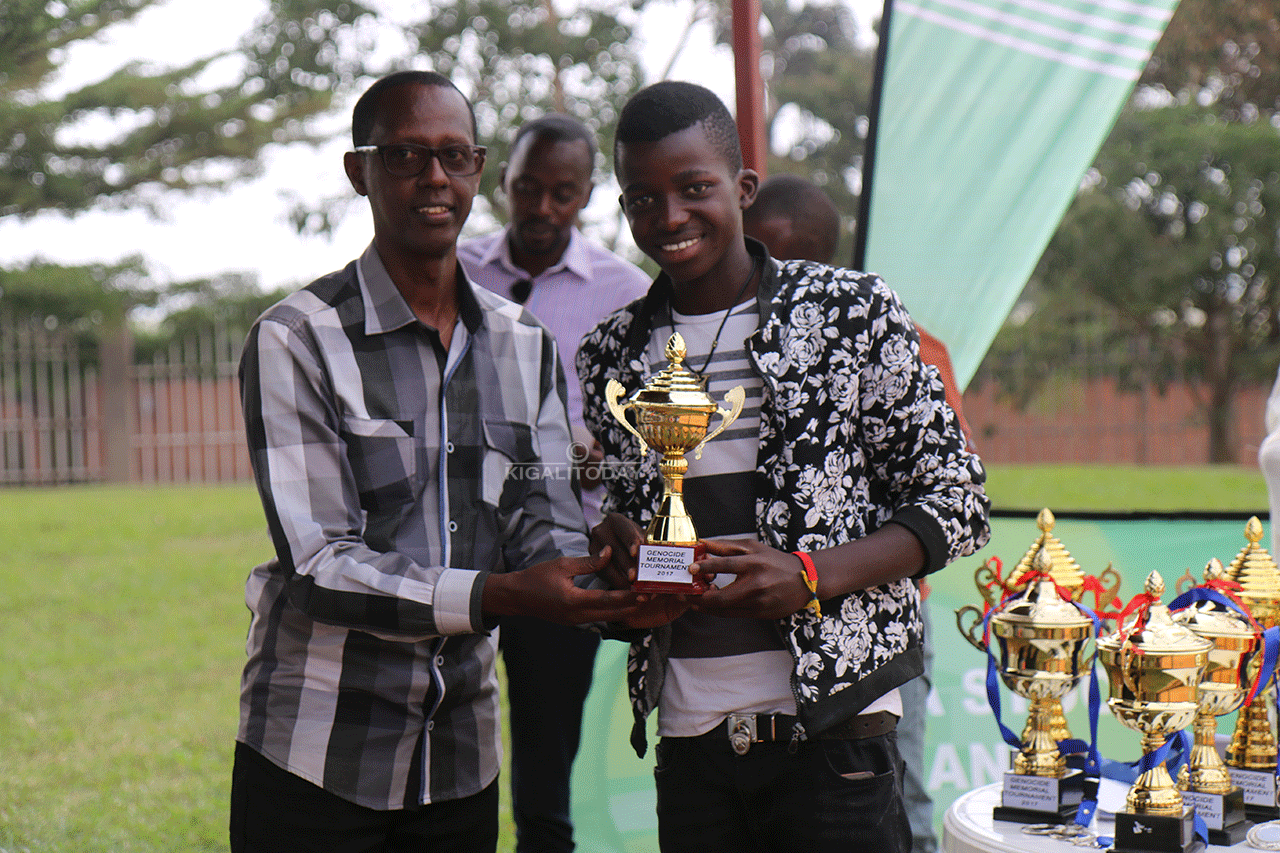 Fidele Kajugiro Sebarinda atanga igihembo 