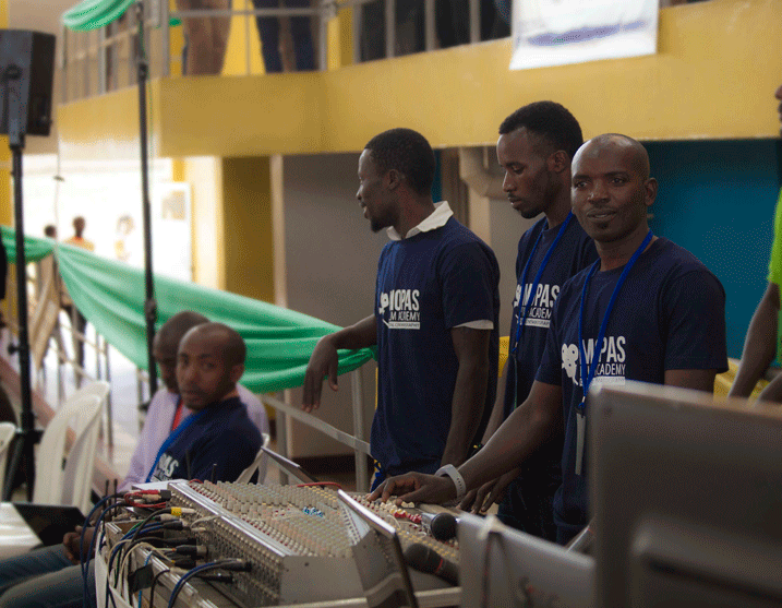 Bakora bahabwa n'ubumenyi butandukanye.