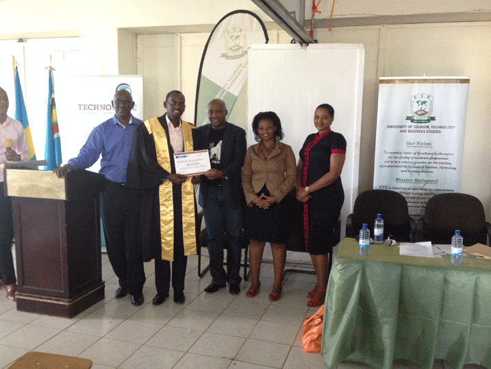 Umwe mu banyeshuri ashyikirizwa impamyabushobozi.