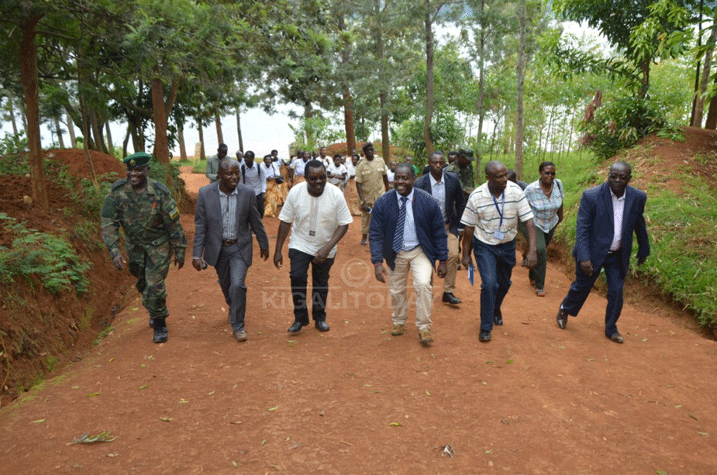 Munyeshyaka Vincent umunyamabanga muri minisiteri y'ubutegetsi bw'igihugu yasuye Nkombo