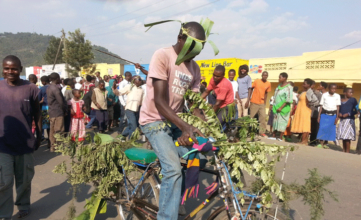 Uku ni ko abanyonzi bataka amagare yabo ngo batere ingabo mu bitugu mugenzi wabo uba yabaye umugabo.