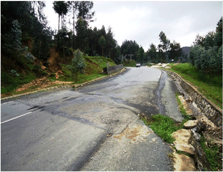 Umuhanda Mukamira - Ngororero uri mu mihanda yangiritse. Birasaba ko aho yagiye yangirika hasanwa.