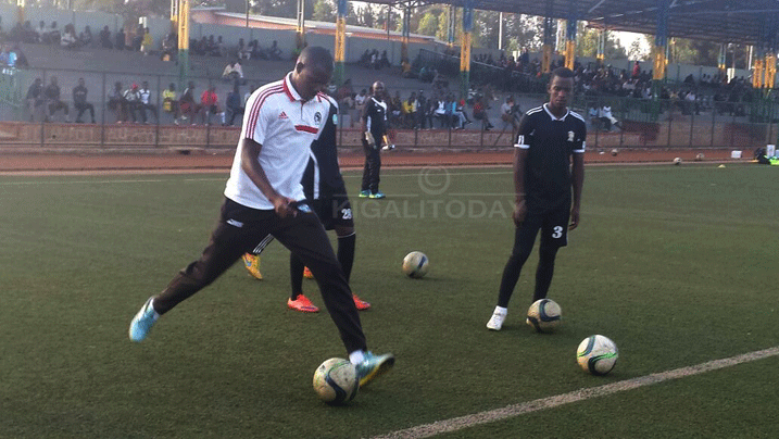 Umutoza Jimmy yereka abakinnyi uko batera imipira y'imiterekano