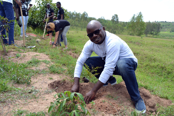 Umuyobozi wa VSO muri Afurika nawe yaje gutera ibiti