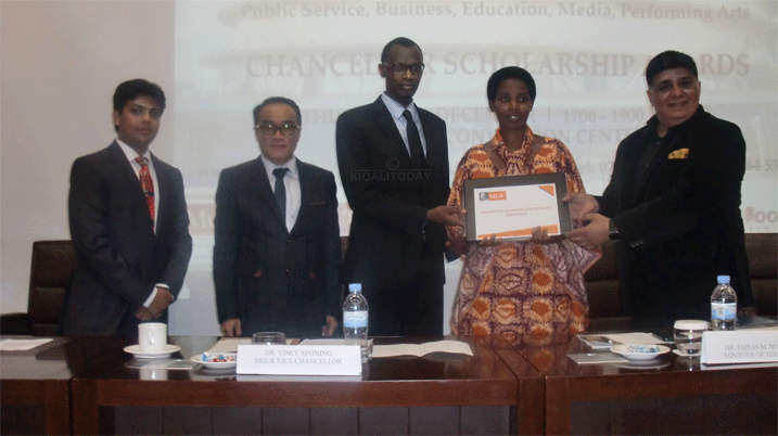 Umwe mu banyeshuri wahawe mudasobwa