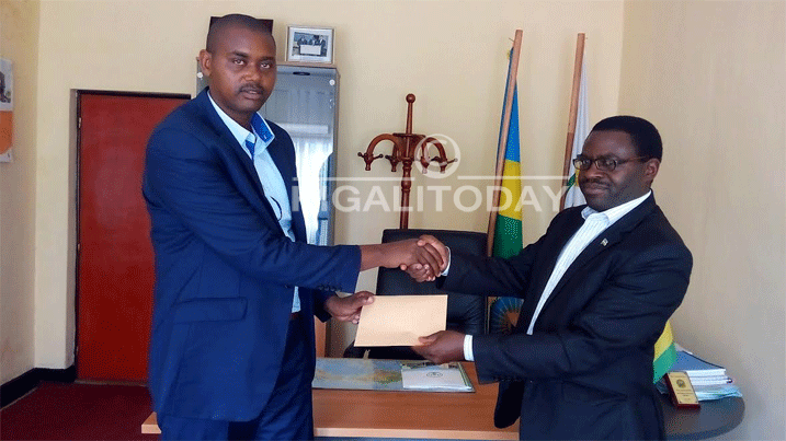 Rugira Jean Nicolas ashyikiriza sheki ya miliyoni imwe n