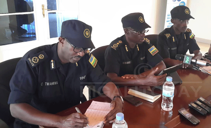 ACP Twahirwa Celestin (Ibumoso), CP George Rumanzi (Hagati) na ACP Morris Muligo ( Iburyo)