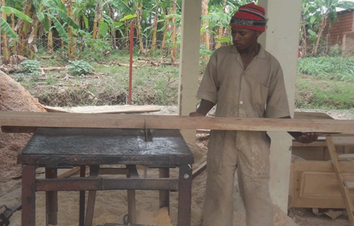 Amashanyarazi ngo yafashije urubyiruko kubona uko rwiga imyuga.