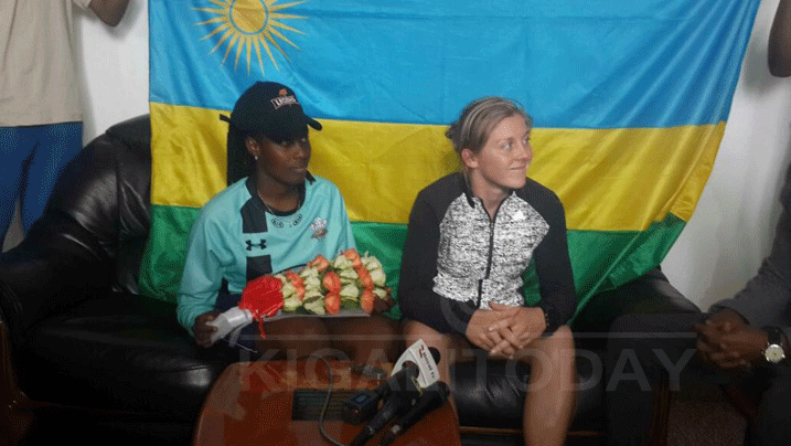 Chathia Uwamahoro na Kapiteni w'Ikipe ya Cricket y'Ubwomngereza waje kumushyigikira