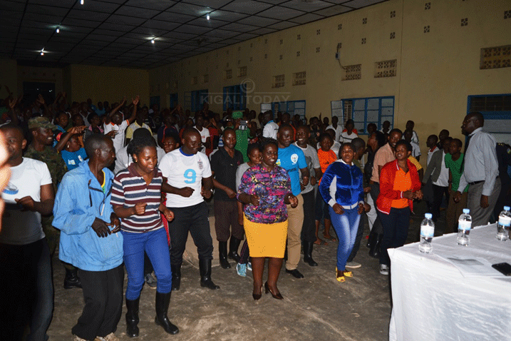 Meya Uwamariya amaze gutangiza iri torero yacinye akadiho n'intore