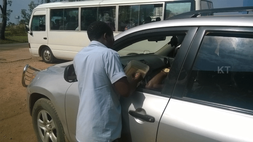 Ibi biryabarezi ngo ni iby'abashinnwa, uyu uri mu idirishya niwe ushinzwe kubirinda ari kubaha amafaranga aba yacuruje mu bwihisho.