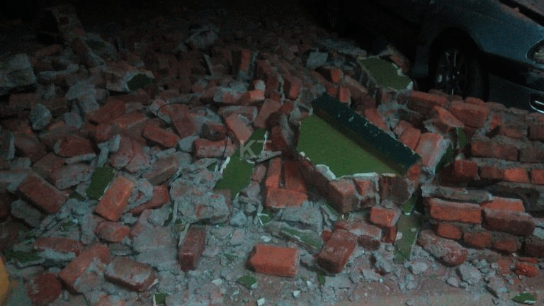 Amatafari y'inzu zasenyutse yuzuye mu muhanda