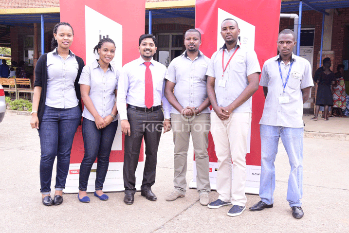 Abakozi ba UAE Exchange biyemeje kugira uruhare mw'iterambere no mu mibereho y'abaturage baha serivise