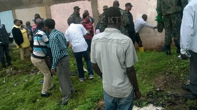 Ingabo na Polisi zifatanyije n'abaturage kurwanya amazi yinjiye mu baturage