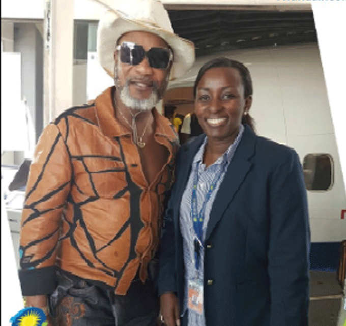 Yagiye afata amafoto n'abakunzi be mu rugendo