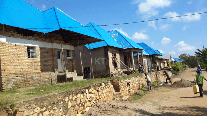 Zimwe mu nzu zirimo kuvugururwa i Mugandamure zishyirwaho ibisenge bigezweho.