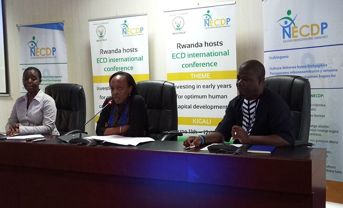  Umutoni Nadine(hagati), Dr. Anita Asiimwe (ibumoso) n