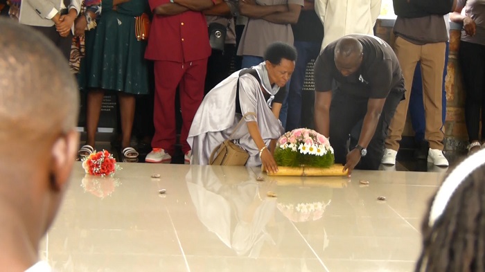 Bashyira indabo ku rwibutso rwa Jenoside rwa Ntarama