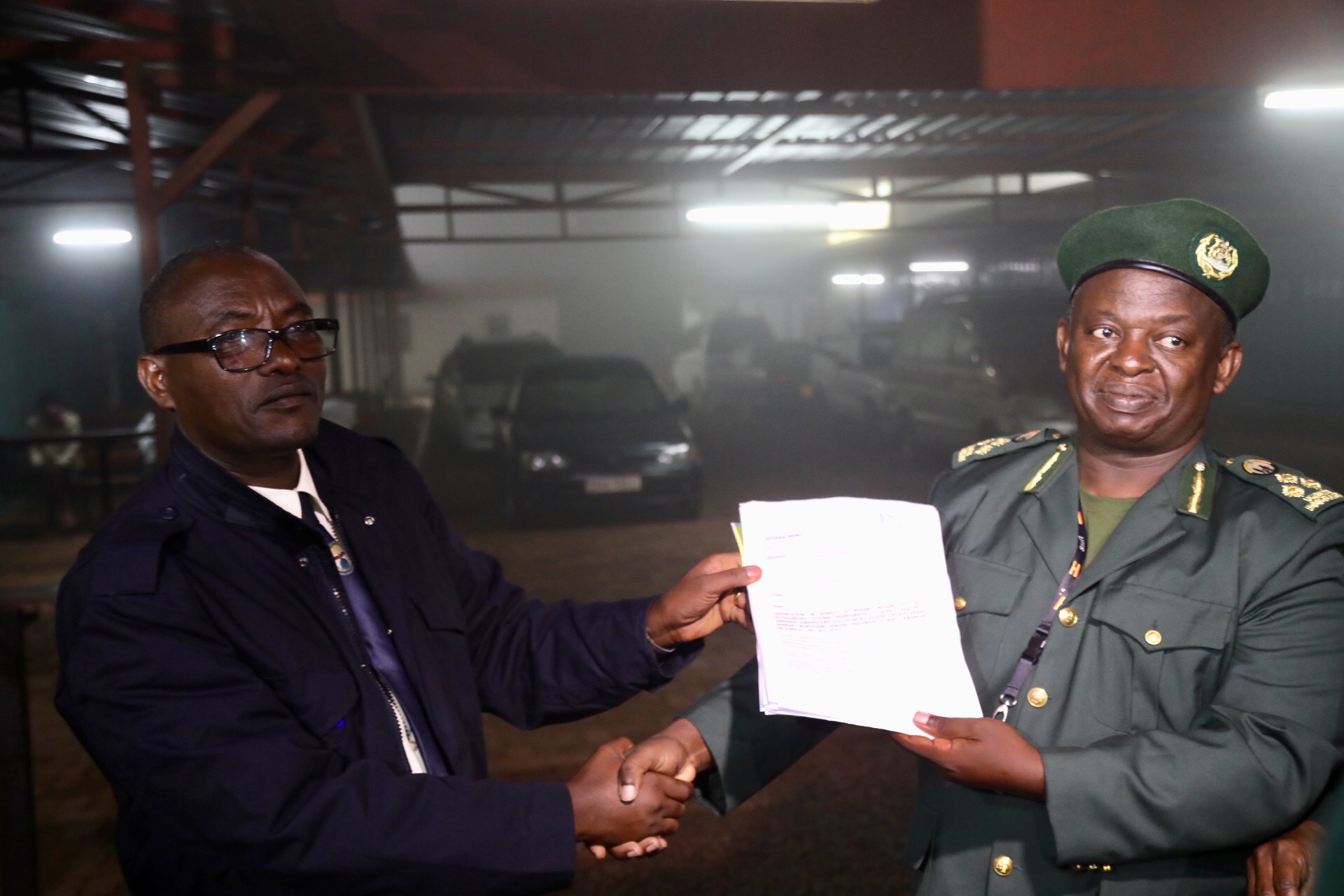 Bakigera mu Rwanda hakozwe ihererekanya ry'ibyangombwa byabo bihabwa umuyobozi w'Ikigo cy'Abinjira n'abosohoka ku ruhande rw'u Rwanda