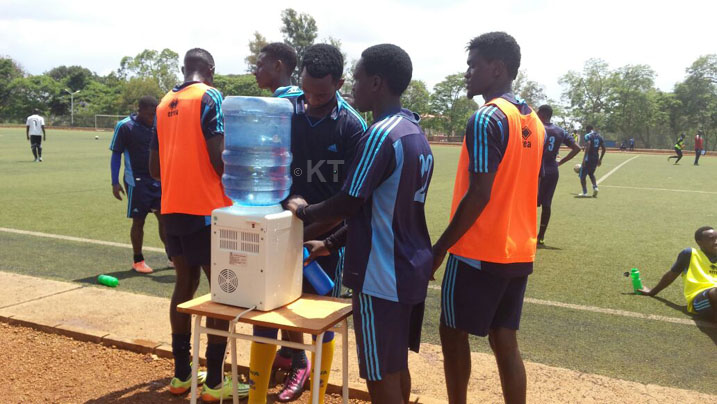 Abakinnyi bacishagamo bakanywa amazi