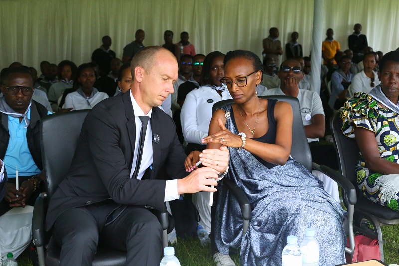 Bacanye urumuri rw'icyizere