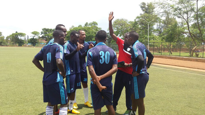 Seninga Innocent aha amabwiriza abakinnyi be