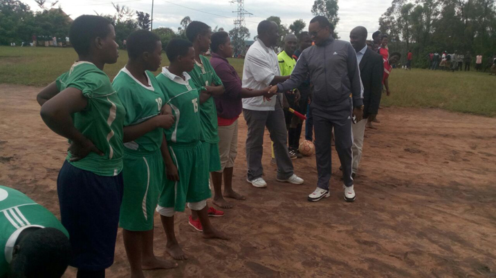 Abakobwa nabo bahawe umwanya wo kwigaragaza mu mupira w'amaguru, maze Busanze yegukana igikombe