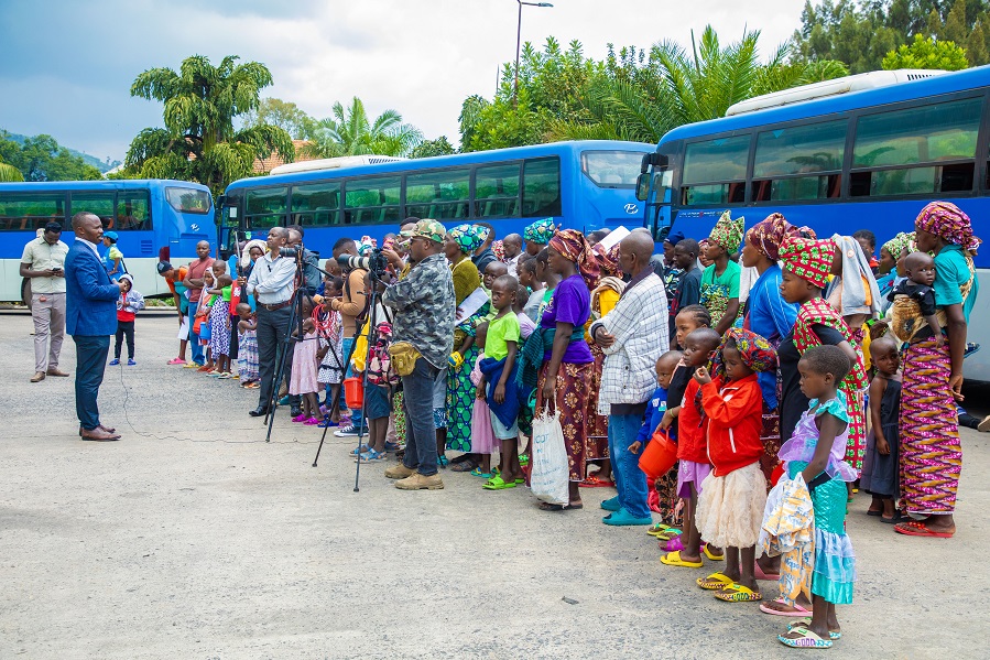 Meya Mulindwa abaganiriza