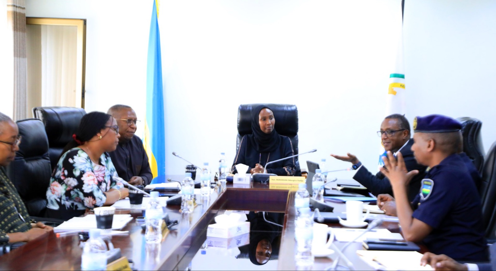 Minisitiri Biruta asobanura iby'amagaraje adafite abakozi babizobereyemo