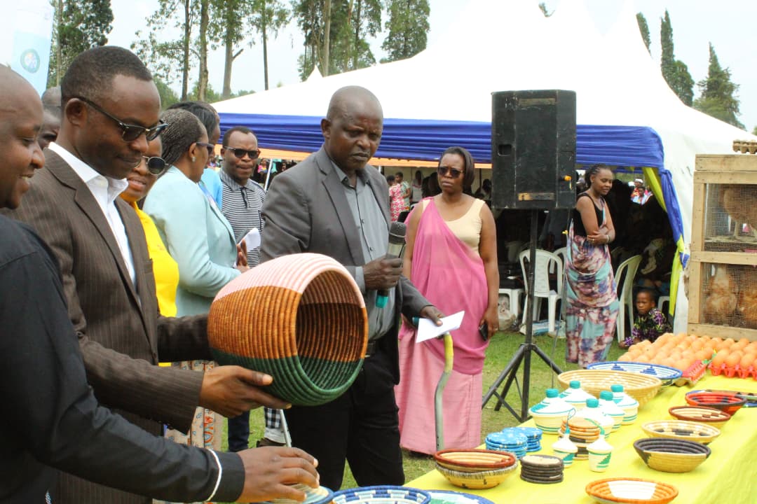 Abafite ubumuga bw'ingingo bazi kuboha bimwe mu bikoresho byo mu biro