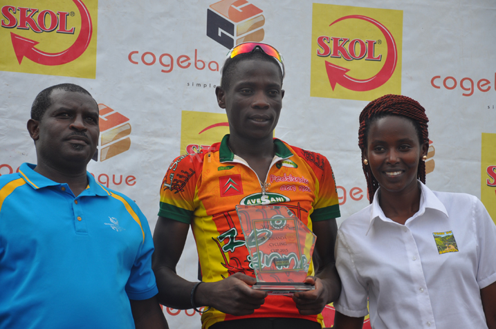 Nsengimana Bosco ahabwa igihembo cy