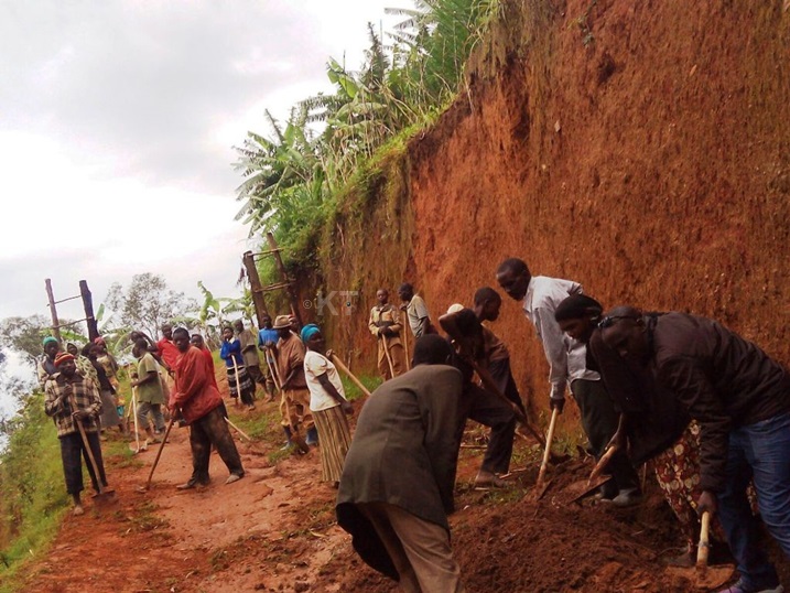 Abaturage bo mu murenge wa Kibangu baharura umuhanda.'