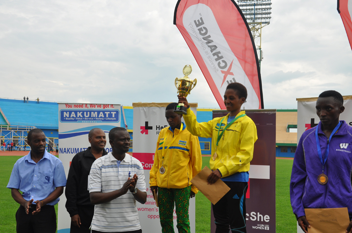 Nyirarukundo wabaye uwa mbere ahabwa igikombe