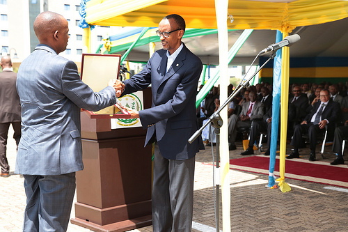 Perezida Kagame ashyikiriza ibihembo bamwe mu basora bitwaye neza muri uyu mwaka.