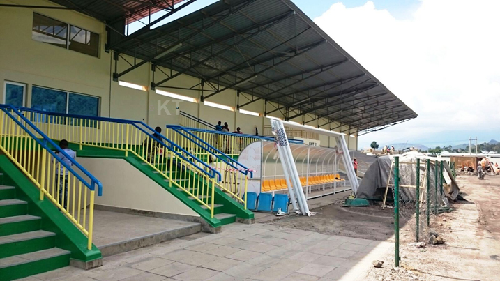 Aho abakurikirana umupira muri stade Umuganda ya Rubavu bazicara 