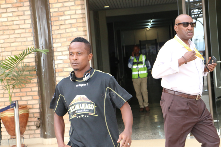 Haruna Niyonzima na Kalisa Adolphe Umunyamabanga mukuru wa APR Fc