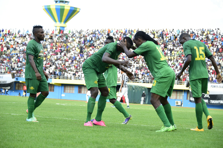 Abakinnyi ba Yanga bishimira igitego cya mbere