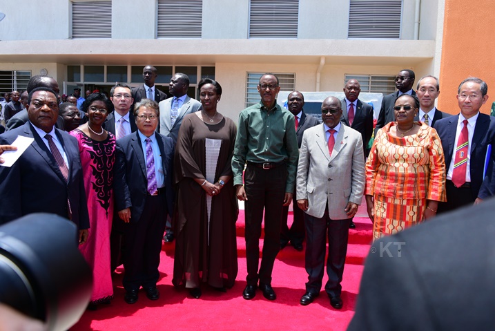 Aha bari imbere y'ibiro bya Gasutamo bya Rusumo bihuriweho n'impande zombi.