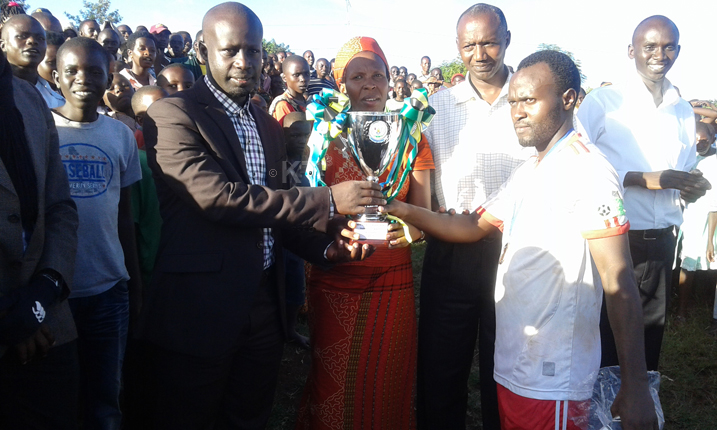 Ba visi meya bombi bashyikiriza igikombe kapiteni w