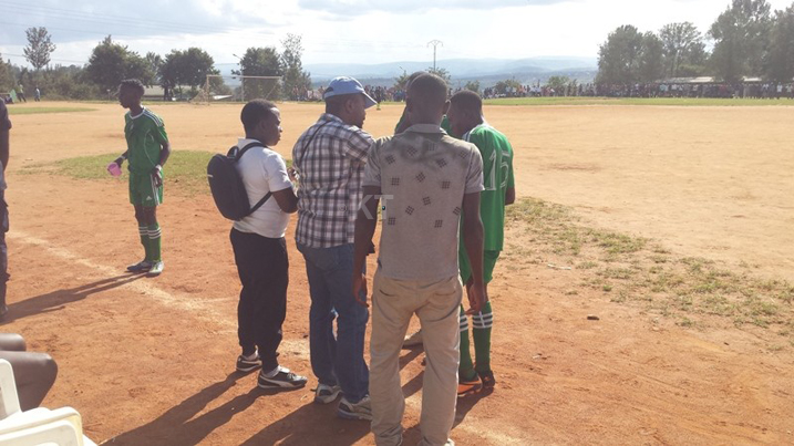 Umutoza wa Nyagatare FC wambaye ingofero arashinja ubuyobozi gutererana ikipe.