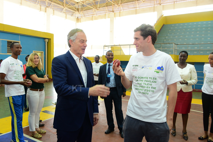 Tony Blair ashyikirizwa agapira gakoreshwa muri Cricket