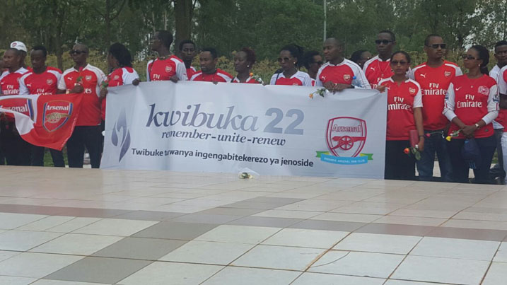 Bamwe mu bagize ihuriro ry'abafana ba Arsenal mu Rwanda