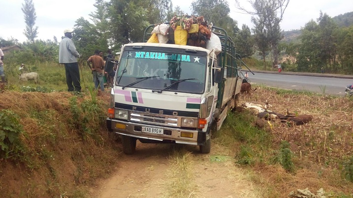 Iyi ni yo modoka ikoze impanuka, inka enye zihita zipfa. Ifoto: Marie Josee Uwiringira/Kigali Today.