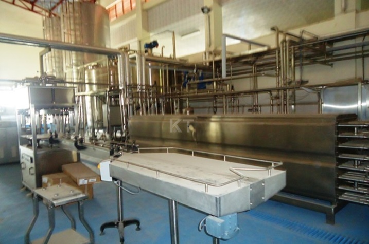 Imashini n'ibindi bikoresho byageze mu ruganda hasigaye gutangira.