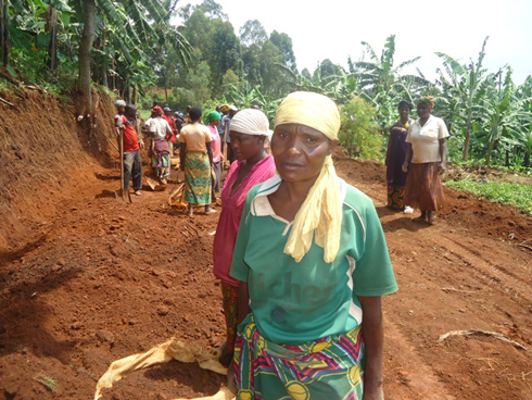 Abaturage ba Nyamasheke bishimiye gukora umuganda mu muhanda uzabavana mu bwigunge.