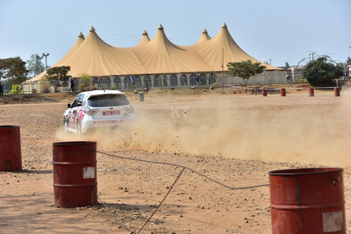 Bakataga imodoka ivumbi rigatumuka