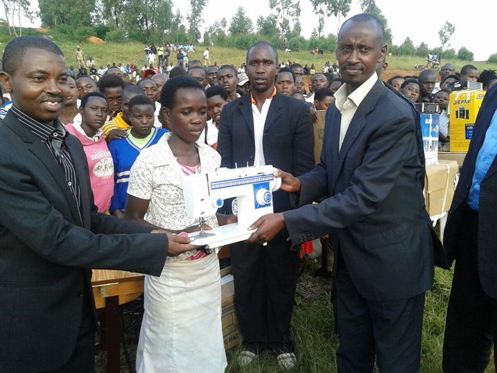 Umuyobozi w'akarere ka Gasabo ashyikiriza inkunga yagenewe urubyiruko.