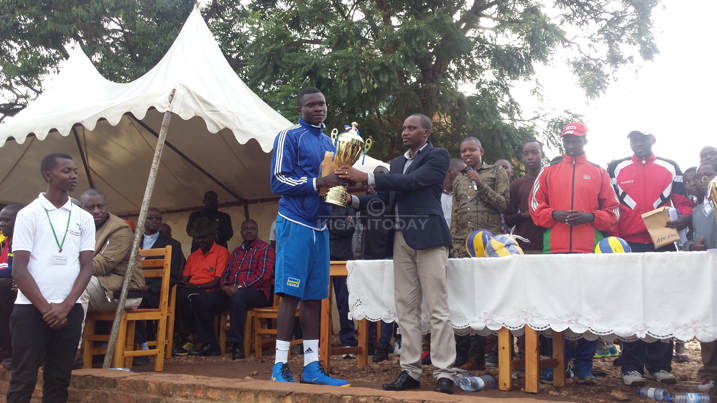 Indatwa n'Inkesha nibo batwaye igikombe mu makipe y'abanyeshuri